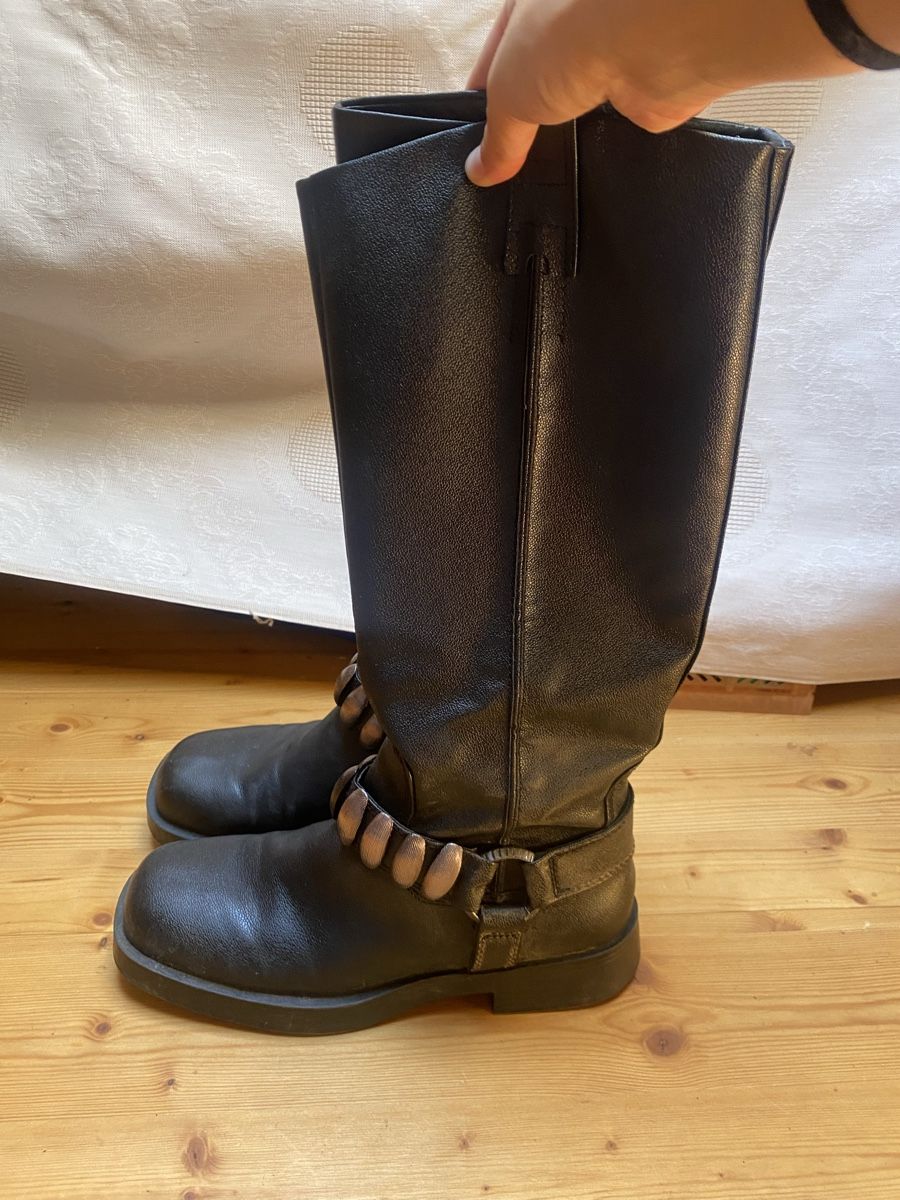 Scarpe da donna: Schwarze biker boots mit silbernen Details – Usato da Rehetobel venduto da Norea69
