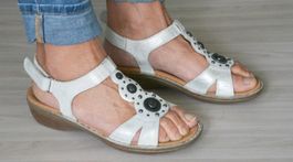 Perlfarbige Sandalen mit Luftpolster von ara