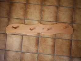 Garderobenleiste aus Holz mit vier Haken gebrauchter Zustand