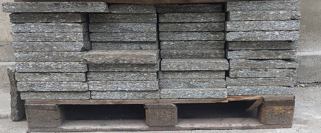 Pierres & tuiles: Granitsteinplatten / Stellriemen  – D'occasion à Unteriberg par Konstibau