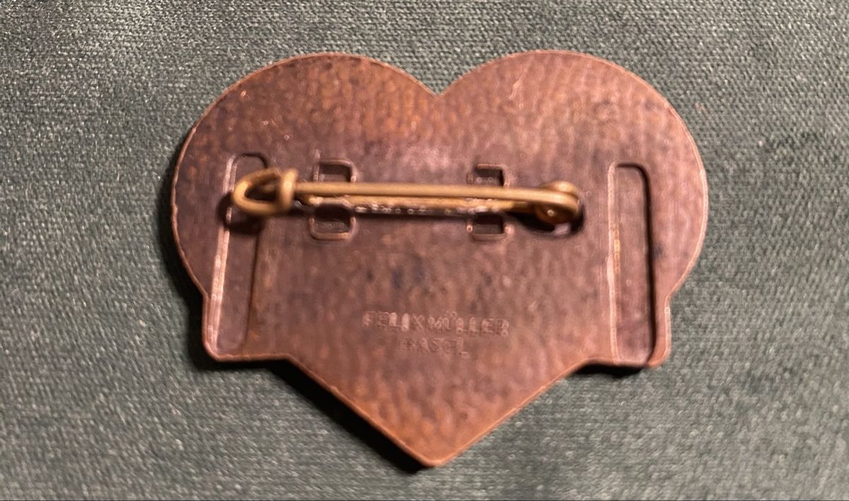 Spille & Fermagli: Fasnachts Plakette 1961 Herzform – Nuovo e nell'imballaggio originale da Allschwil venduto da Deal_Tiger99 1