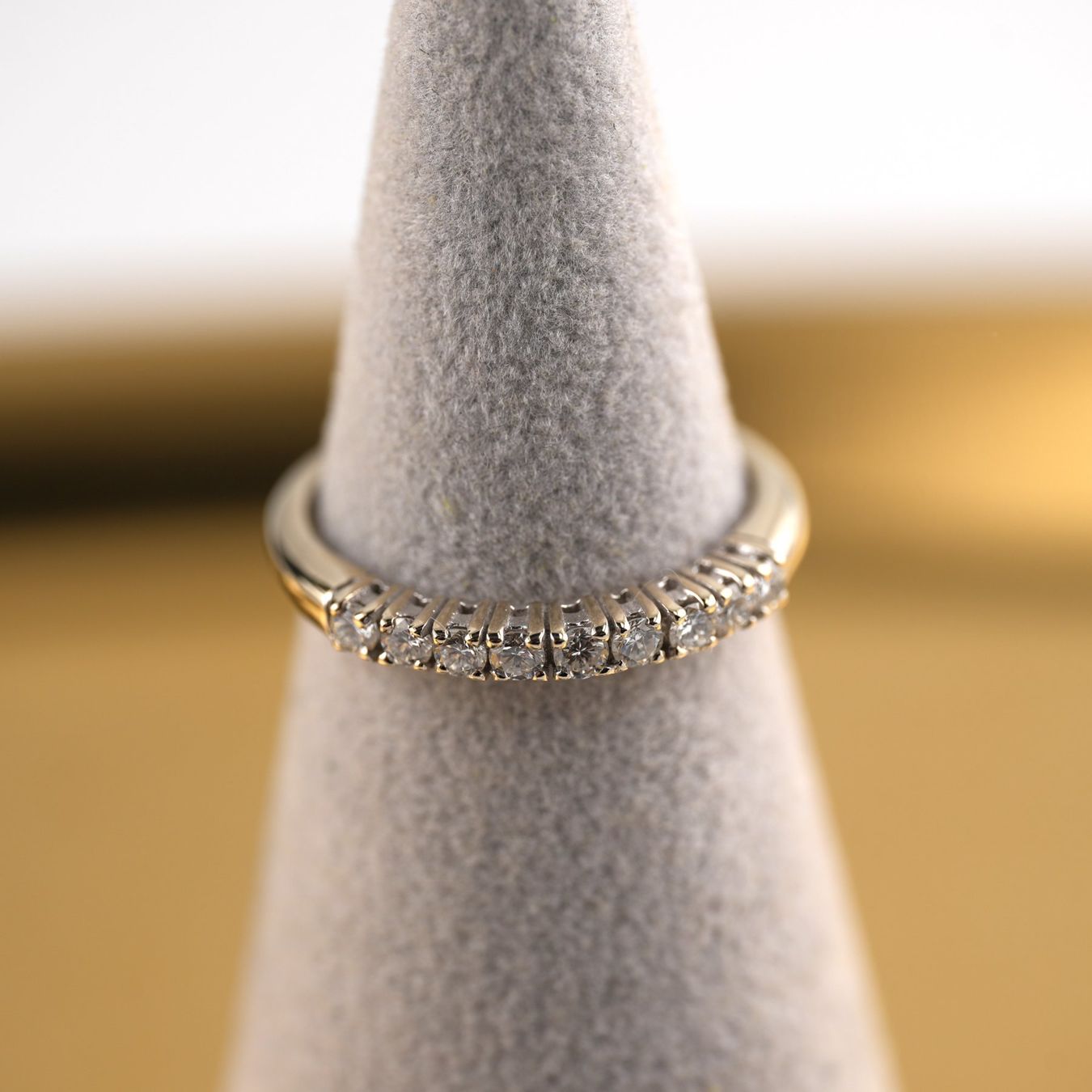 Ringe: Goldring 18K mit 9 Diamanten – Gebraucht aus Basel von Vip24