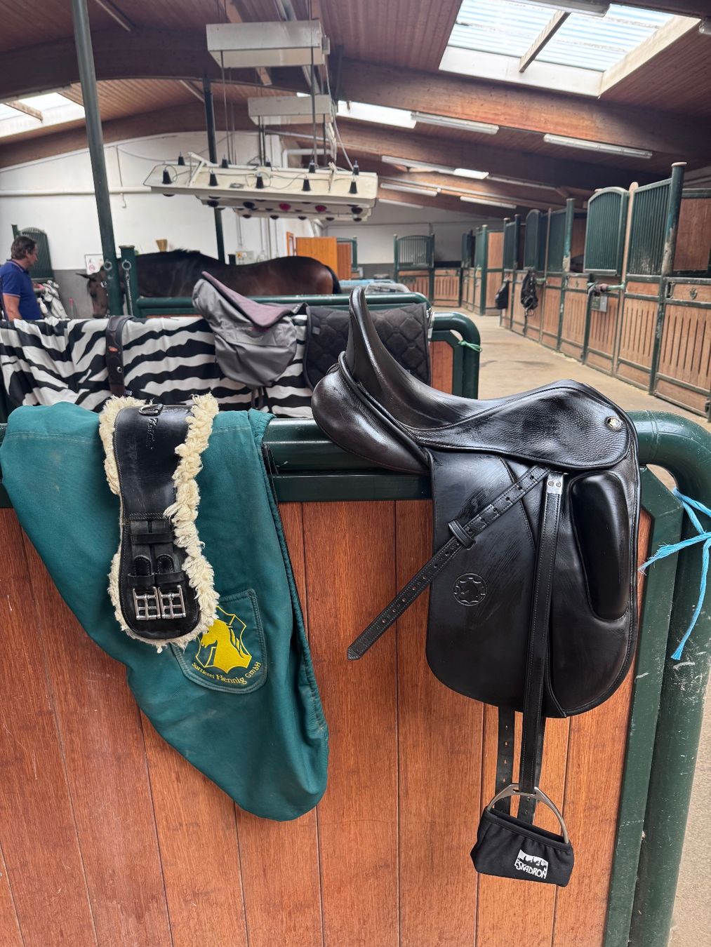 Selles, accessoires: Hennig Dressursattel – D'occasion à Niederglatt ZH par mvgie 1