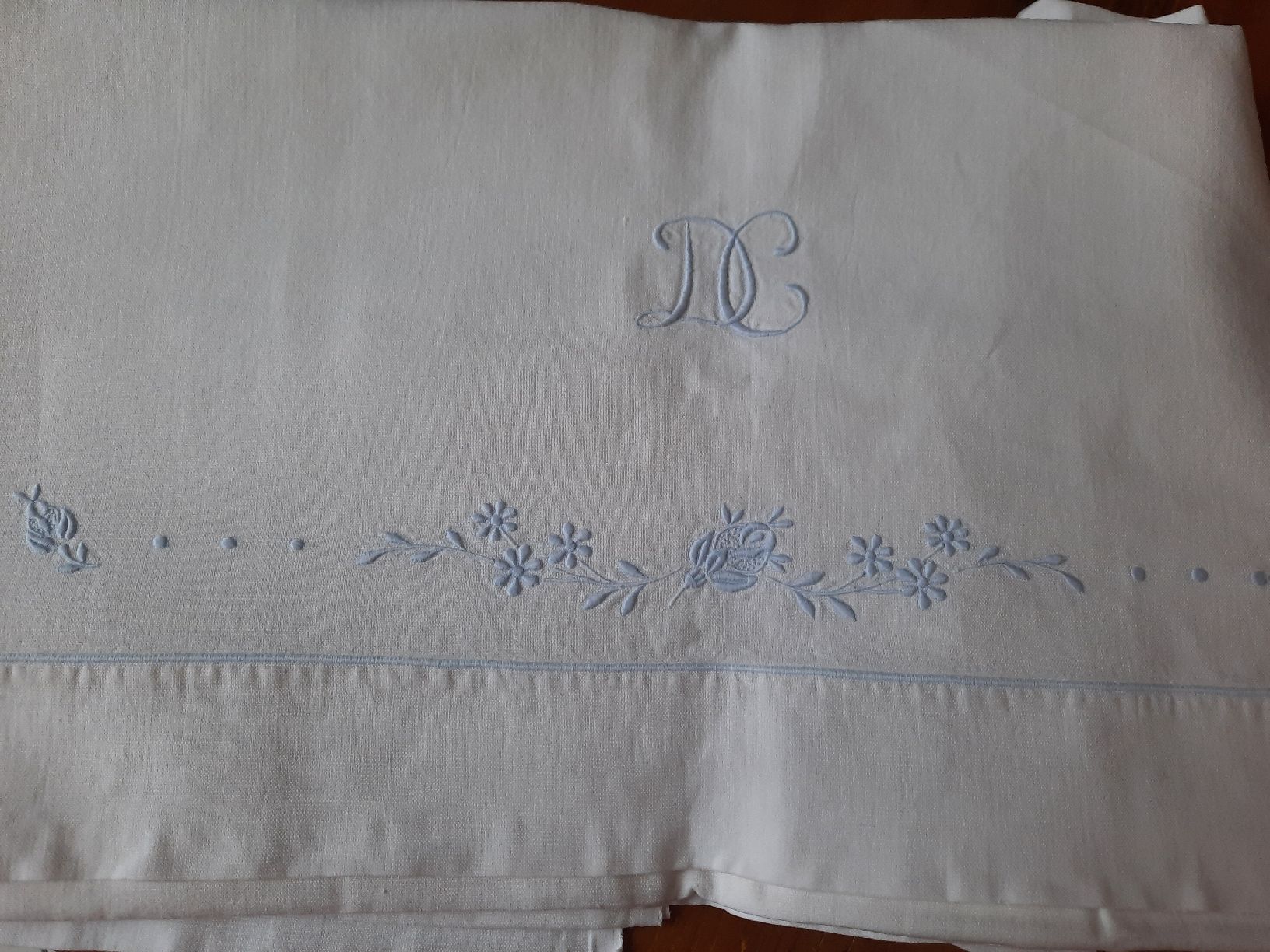 Biancheria da letto: Ancien DRAP, avec MONOGRAMME brodé à la main. – Usato da Le Locle venduto da marylise01
