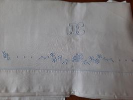 Ancien DRAP, avec MONOGRAMME brodé à la main.