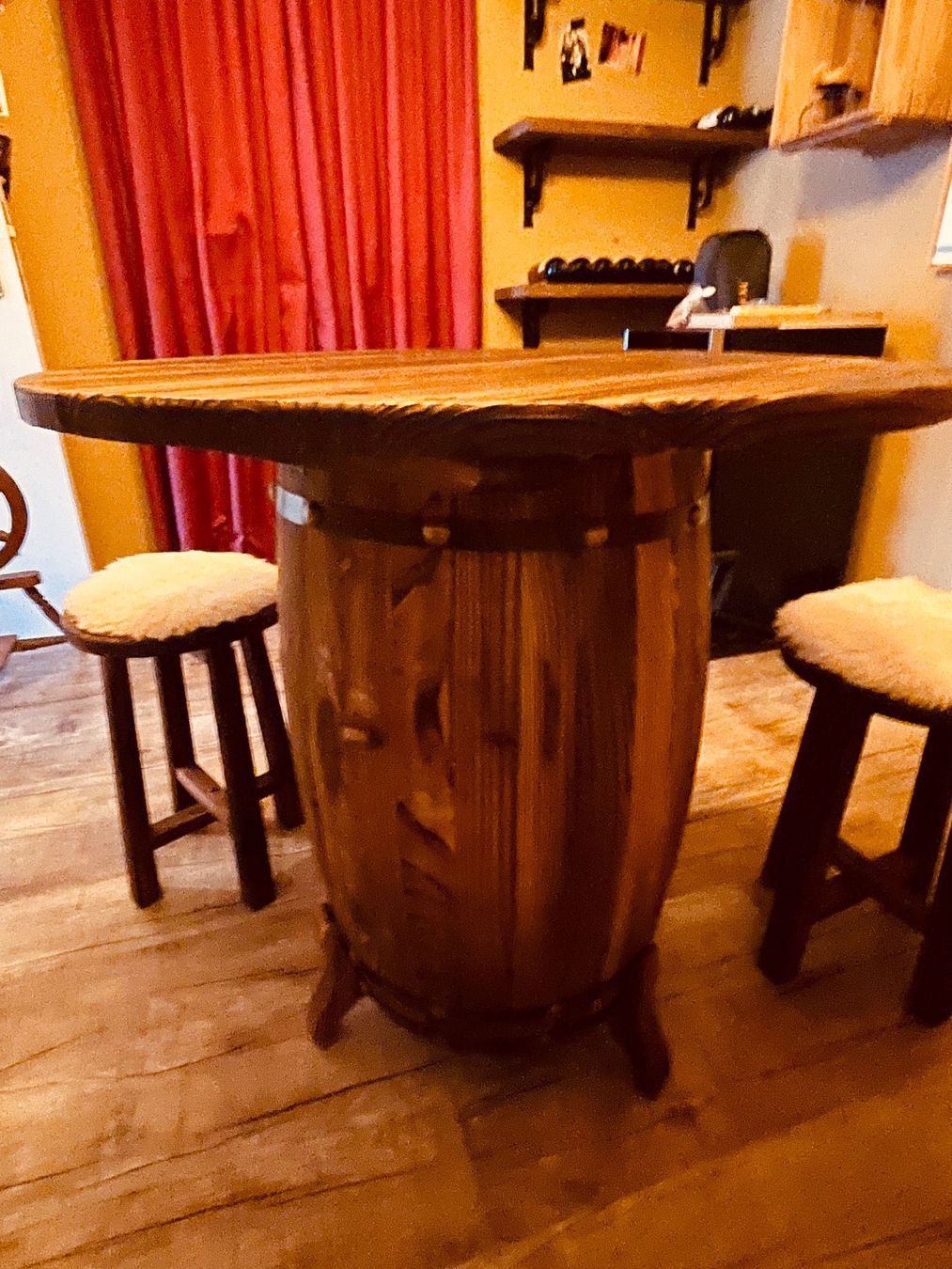 Set de table et chaises: Rustikales Tischset mit 4 Hockern gebraucht – D'occasion à Root par hue_8mqj 5