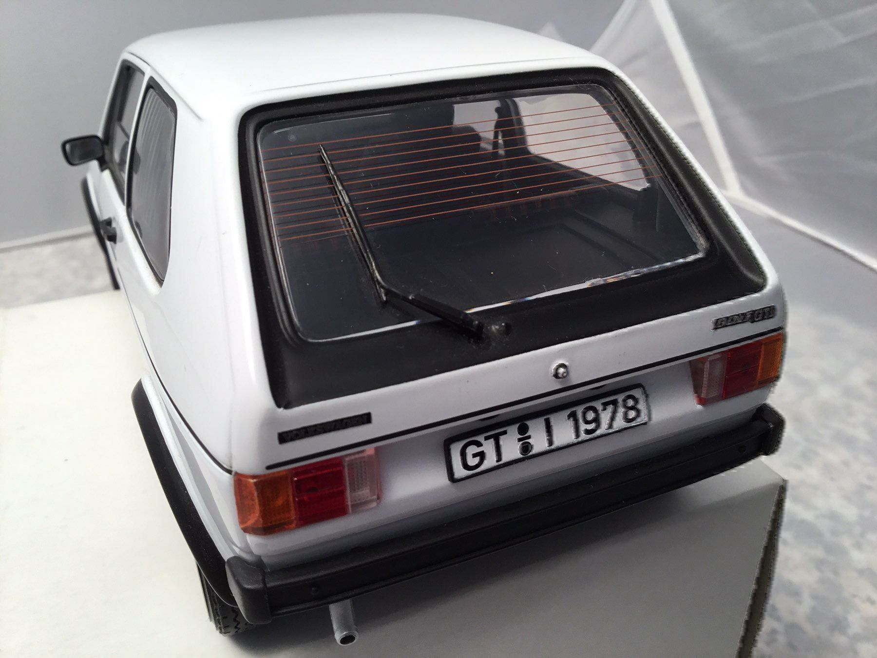Volkswagen Modellini d'auto: VW Golf GTI Serie 1 – Nuovo e nell'imballaggio originale da Erlenbach im Simmental venduto da Model_box 3