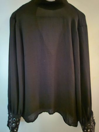 Spezielle schwarze Bluse