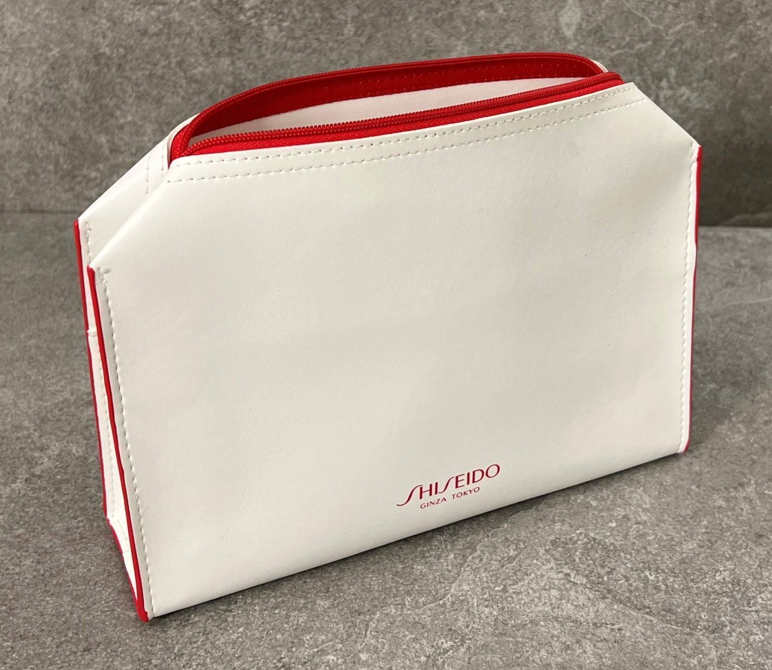 Chanel Custodie per cosmetici: Shiseido Necessaire in weiss-rot ... – Nuovo e nell'imballaggio originale da Klosters venduto da ClodiKL 2