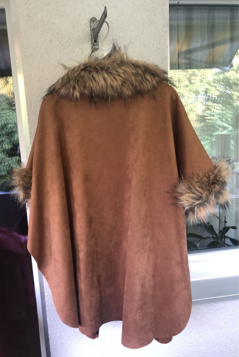 Jacken: Cape mit Fellbesatz braun Neu – Neu (gemäss Beschreibung) aus St.Gallen von nitka. 2