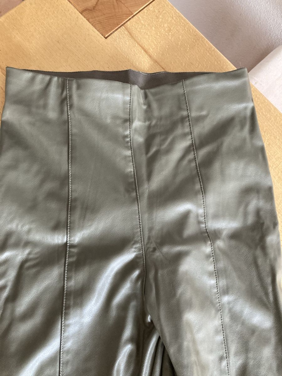 Pantaloni: Hose Kunstleder Damen Gr 36 – Usato da Rickenbach ZH venduto da Vanijo 1
