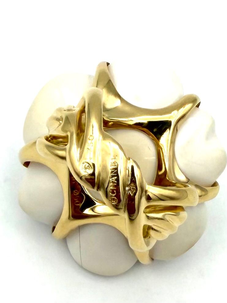 Chanel Anelli: CHANEL. Collection "Camélia", bague or jaune et agate – Usato da Renens VD venduto da Diademe.sarl 8