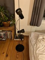 Stehlampe dunkelbraun, schwarz, zwei Strahler gebraucht.