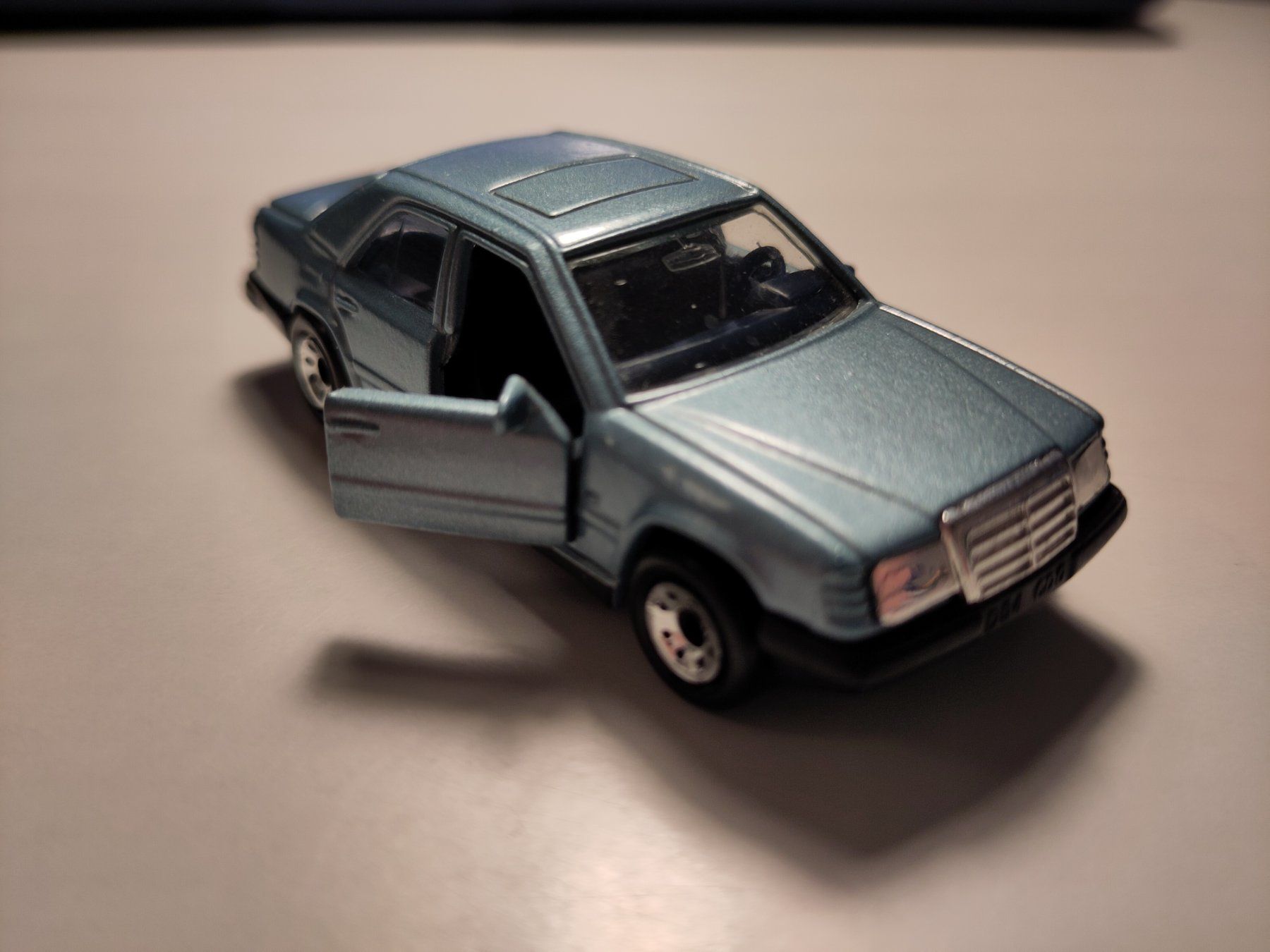 Matchbox Modellini d'auto: Modellauto Matchbox Mercedes Benz 300E – Usato da Bülach venduto da Tiefschlaflos 1