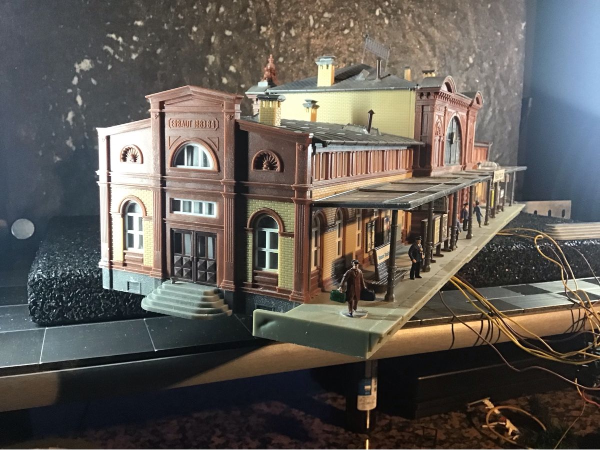 Kit di modellismo & Modellini statici: MODELL BAHNHOF GEBÄUDE – Usato da Männedorf venduto da Spezial-Modelle 1