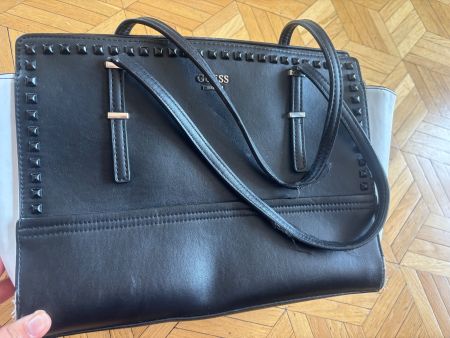 Sac à main noir Guess avec rivets en occasion bon état