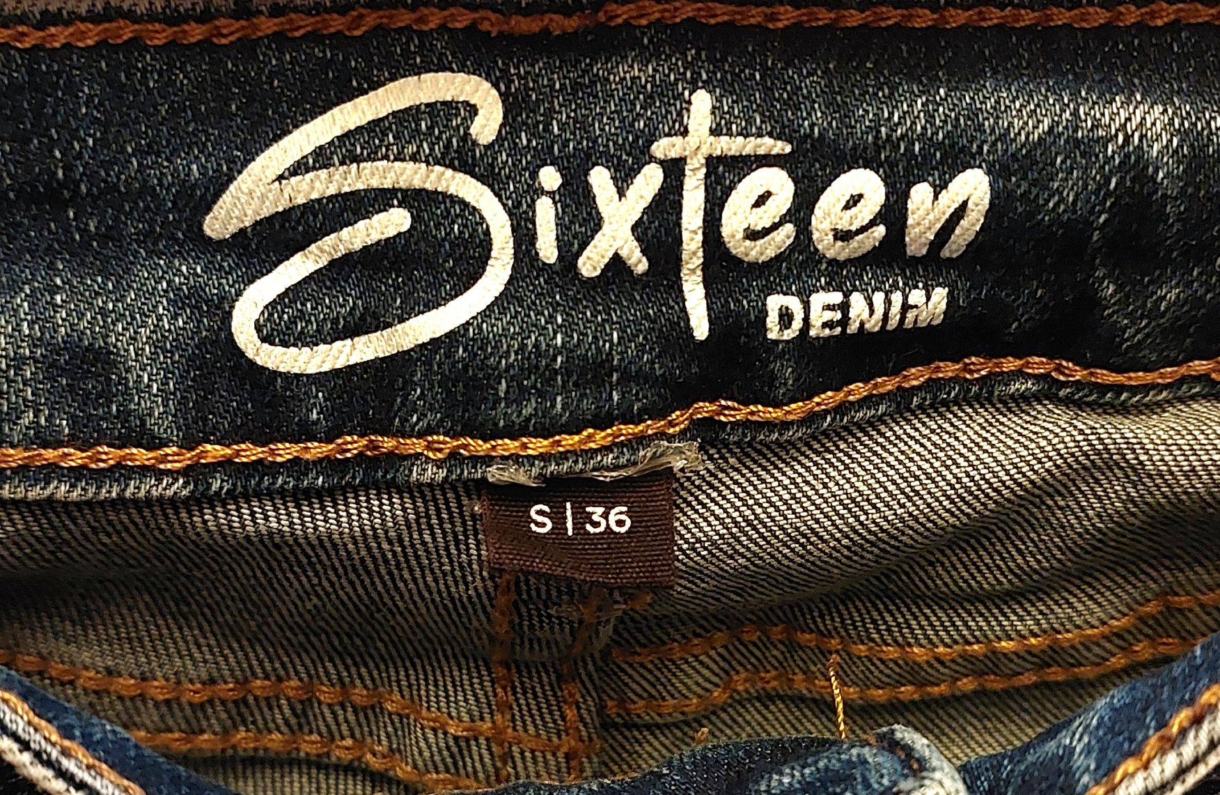 Jeans: gerade Jeans – D'occasion à Brunnen par CHOUCHOU.