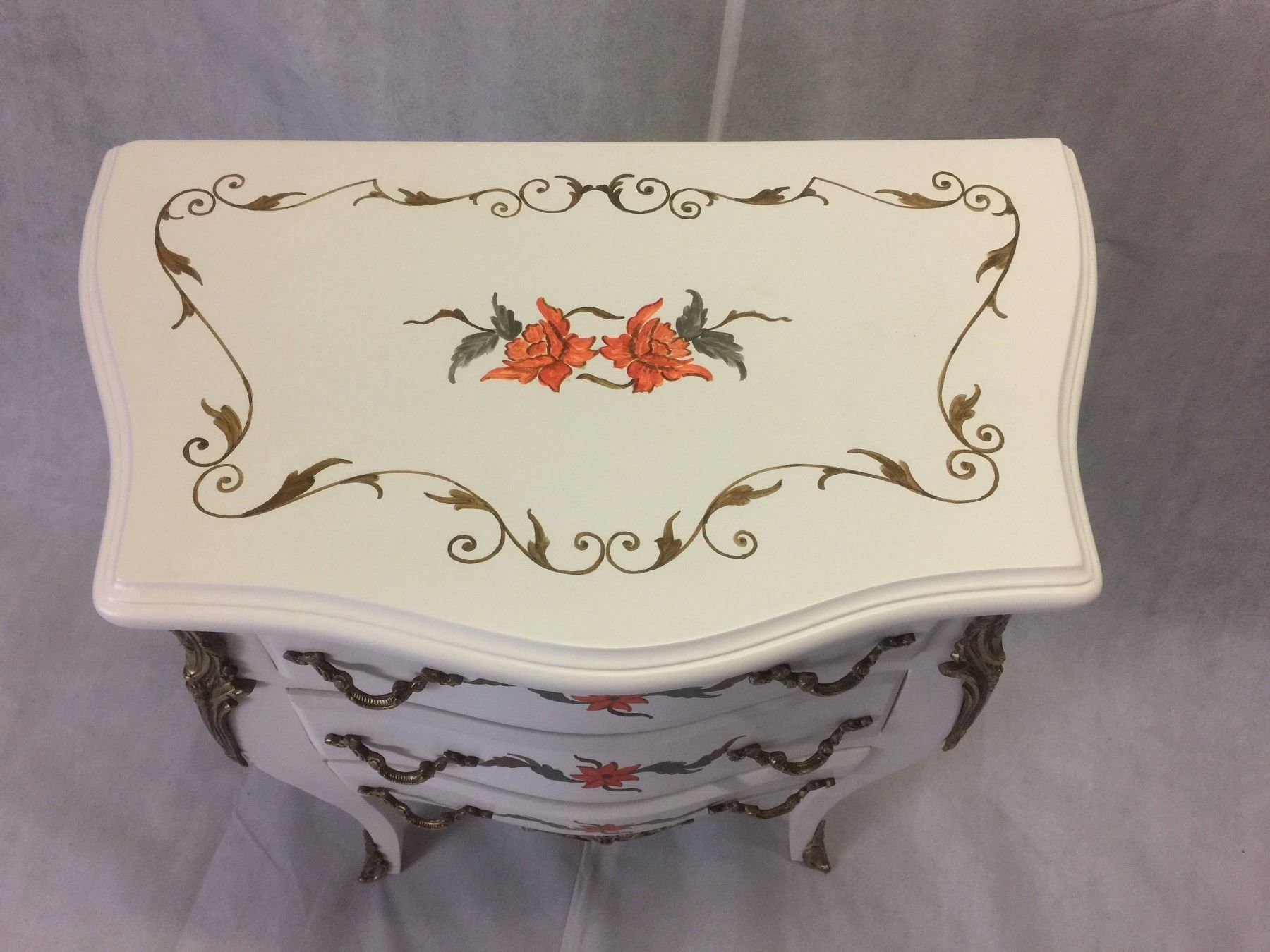 Cassettiere: Commode de style Louis XV,motif fleuri. – Usato da geneve venduto da louisart 3