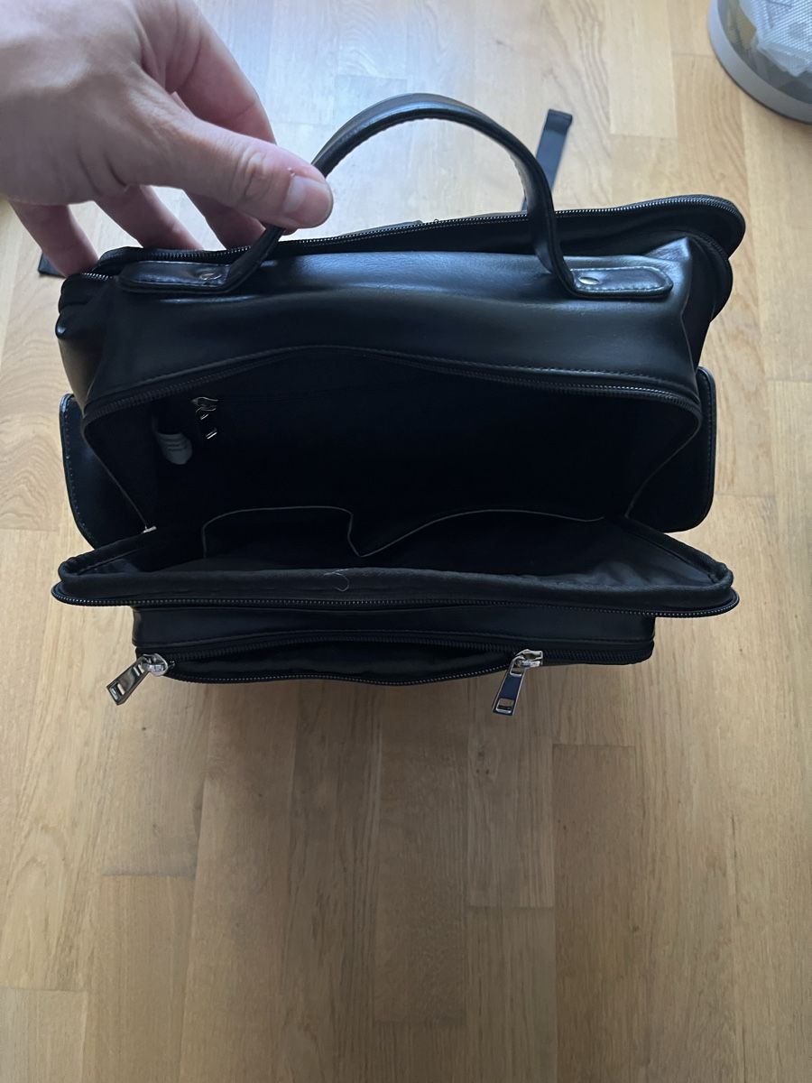 Zaini: Schwarzer Lederrucksack FitLine mit Notebook-Fach – Usato da Binningen venduto da burger1985 3