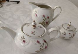 Elegantes Porzellan‑Teeset mit Rosenmuster – 3‑teilig