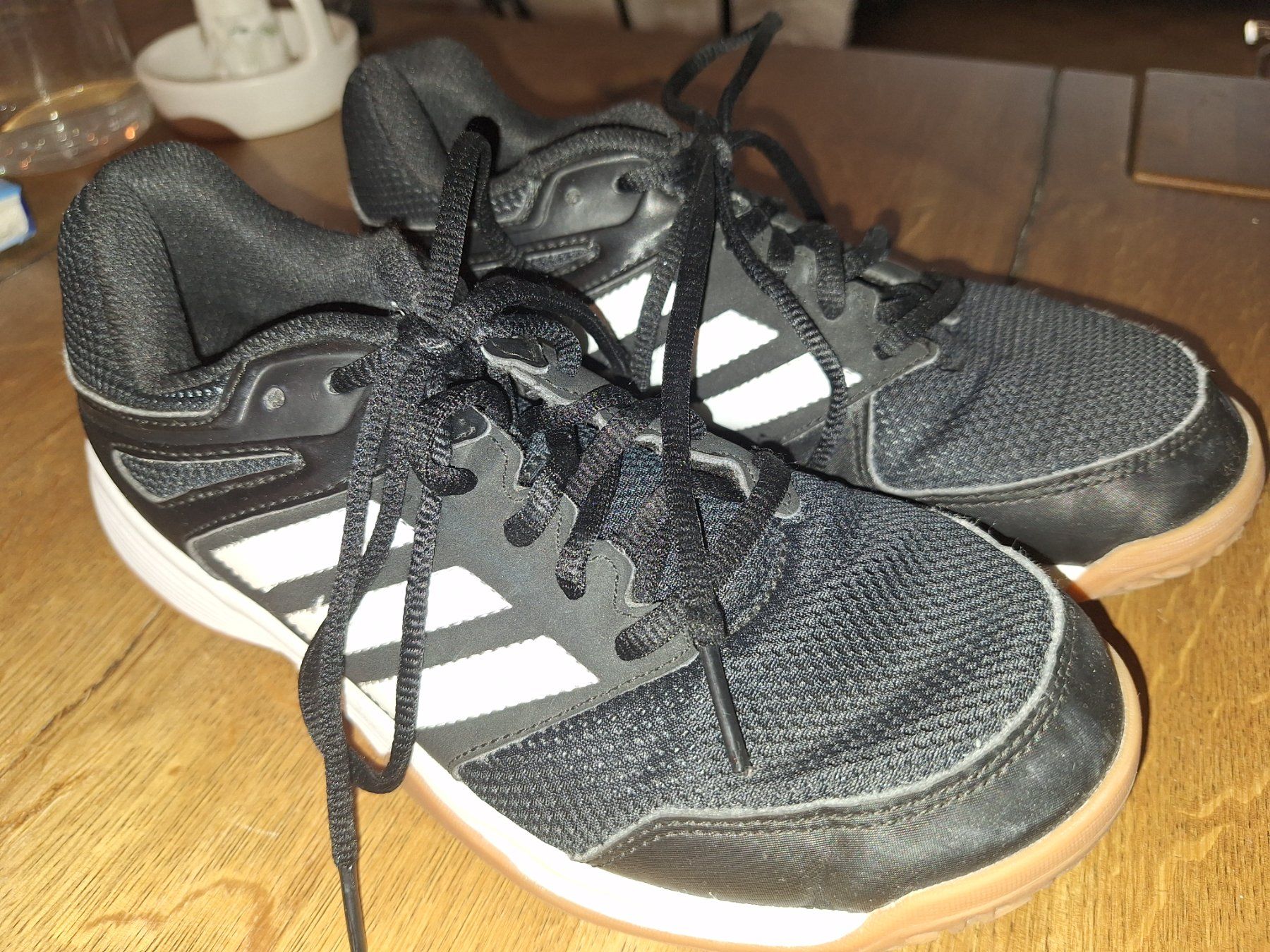 Adidas Schuhe für Jungen: Hallenschuhe Adidas, Kinder Gr. 37.5 – Gebraucht aus Malters von Pajas81