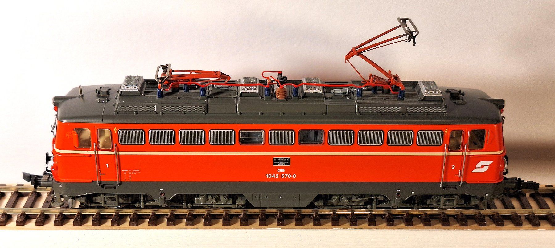 Roco Modellini di ferrovie: ÖBB 1042 mit Abteilwagen – Usato da Bern venduto da BahnliebhaberRe420 3