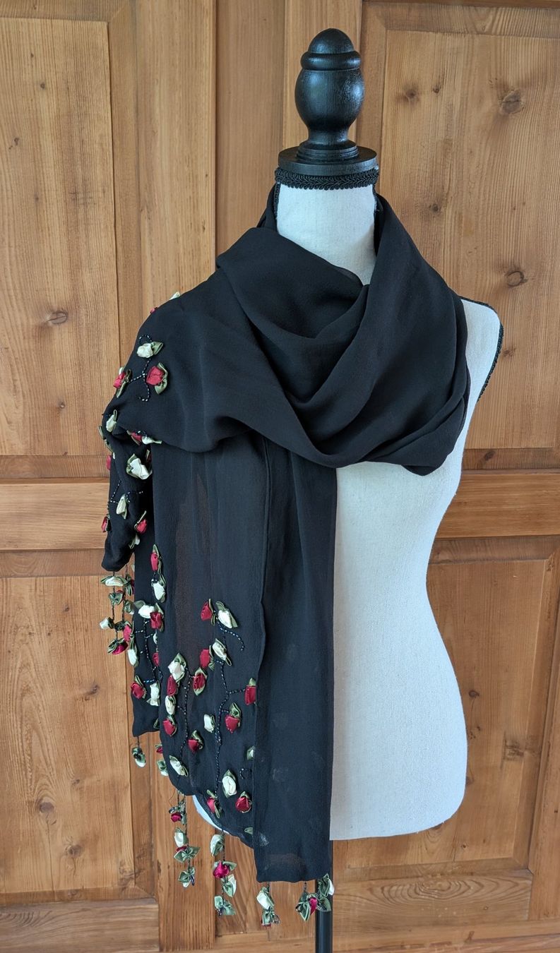 Foulards, Tücher & Schals: Eleganter schwarzer Seidenschal mit Rosen – Gebraucht aus Ettingen von Chrisdots 1