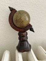 Globus auf Holzständer als Dekoration