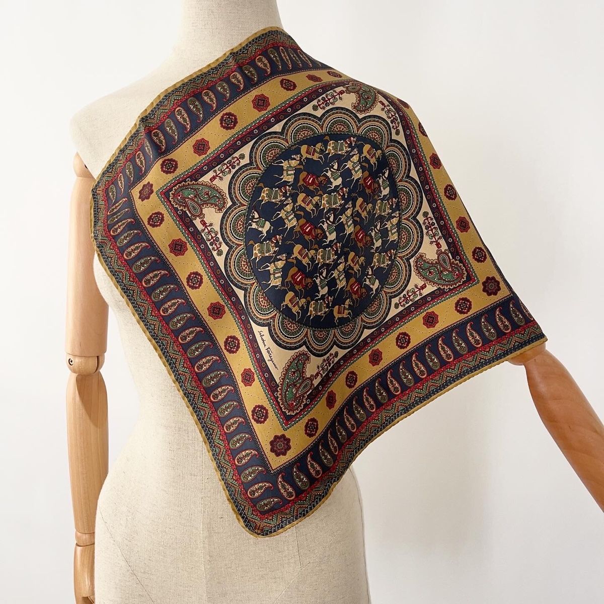 Salvatore Ferragamo Foulards, Tücher & Schals: SALVATORE FERRAGAMO Vintage Scarf – Neu (gemäss Beschreibung) aus Freienbach von Avviivva_Shop