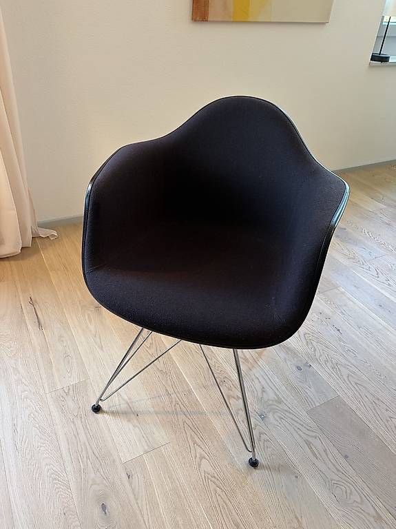 Chaises: Vitra Designer Eames Plastic Armchair DAR mit Polster – D'occasion à Winterthur par buc_7yxq