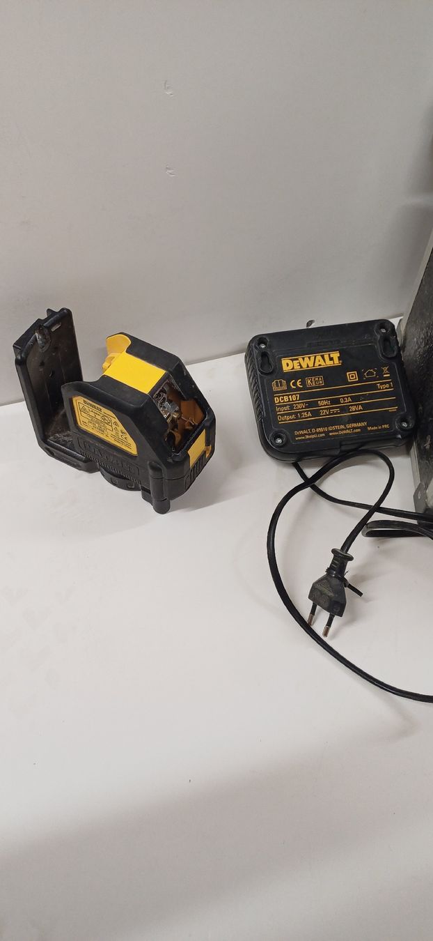 Dewalt Tutti gli attrezzi: DeWalt Kreuzlinienlaser mit Ladegerät  – Difettoso da Au TG venduto da aatec_105 4