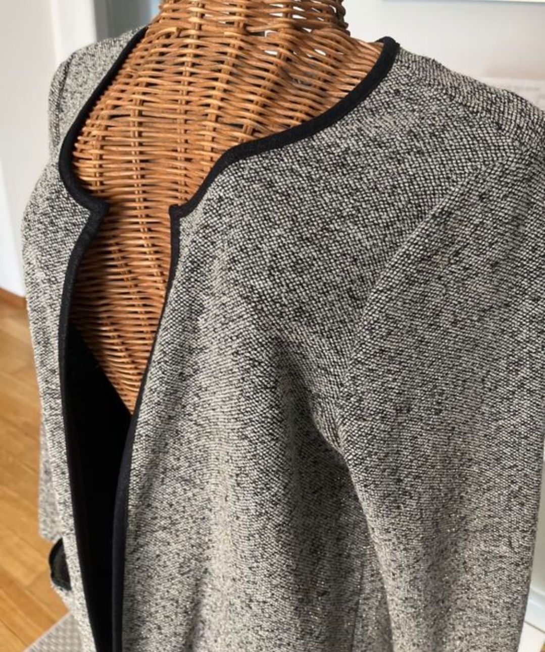 Only Jacken: Elegante Only-Strickjacke mit Goldfäden, Gr. M – Neu (gemäss Beschreibung) aus Sursee von Aniri 1