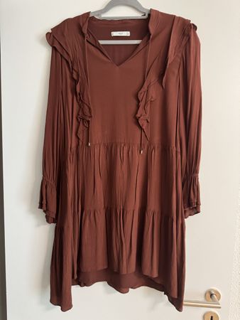 Kurzes Kleid in Rostbraun von Mango