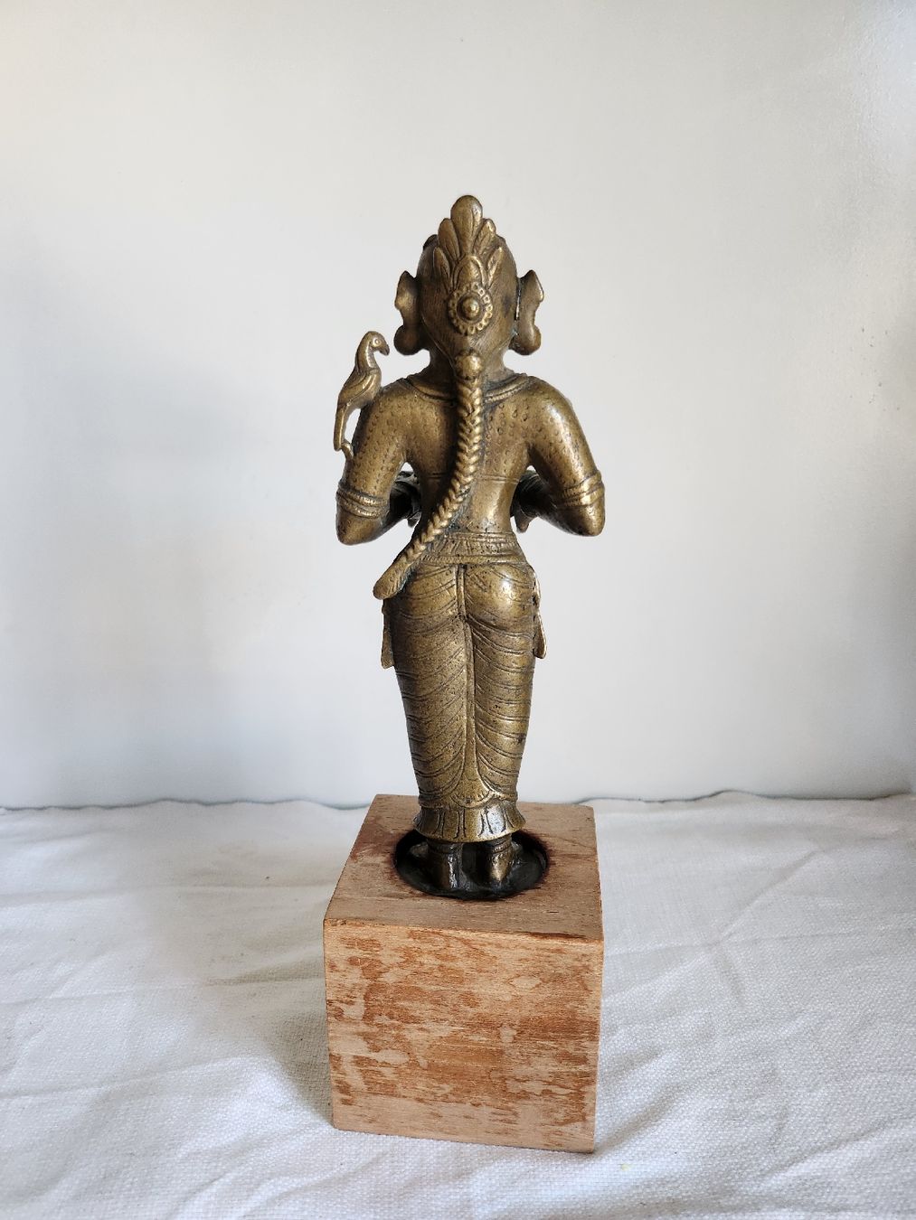Statuette: Alte indische Tempeldienerin Devata Figur mit Räucherschale – Usato da Zürich venduto da BAENZERINO 2