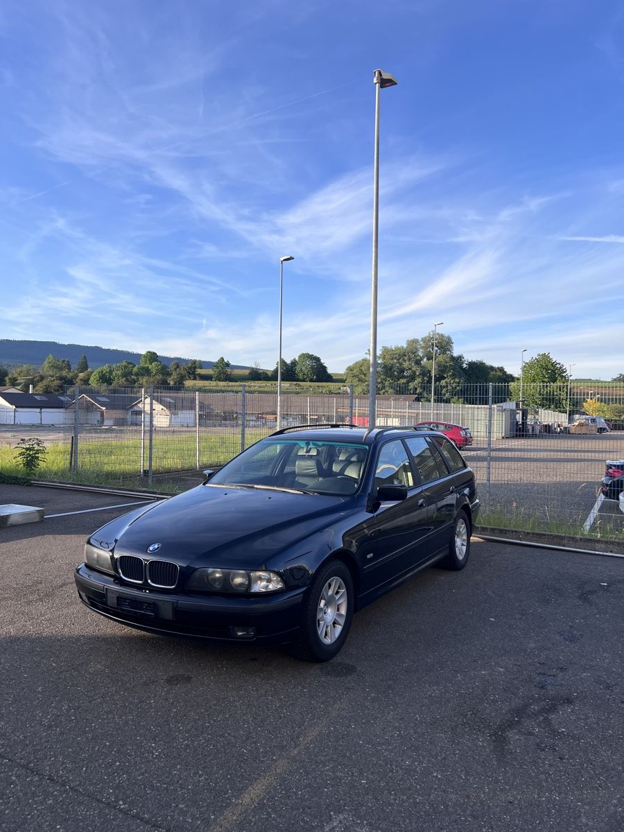 BMW Automobili: BMW 528i E39 Touring schwarz – Usato da Laufen venduto da andsan