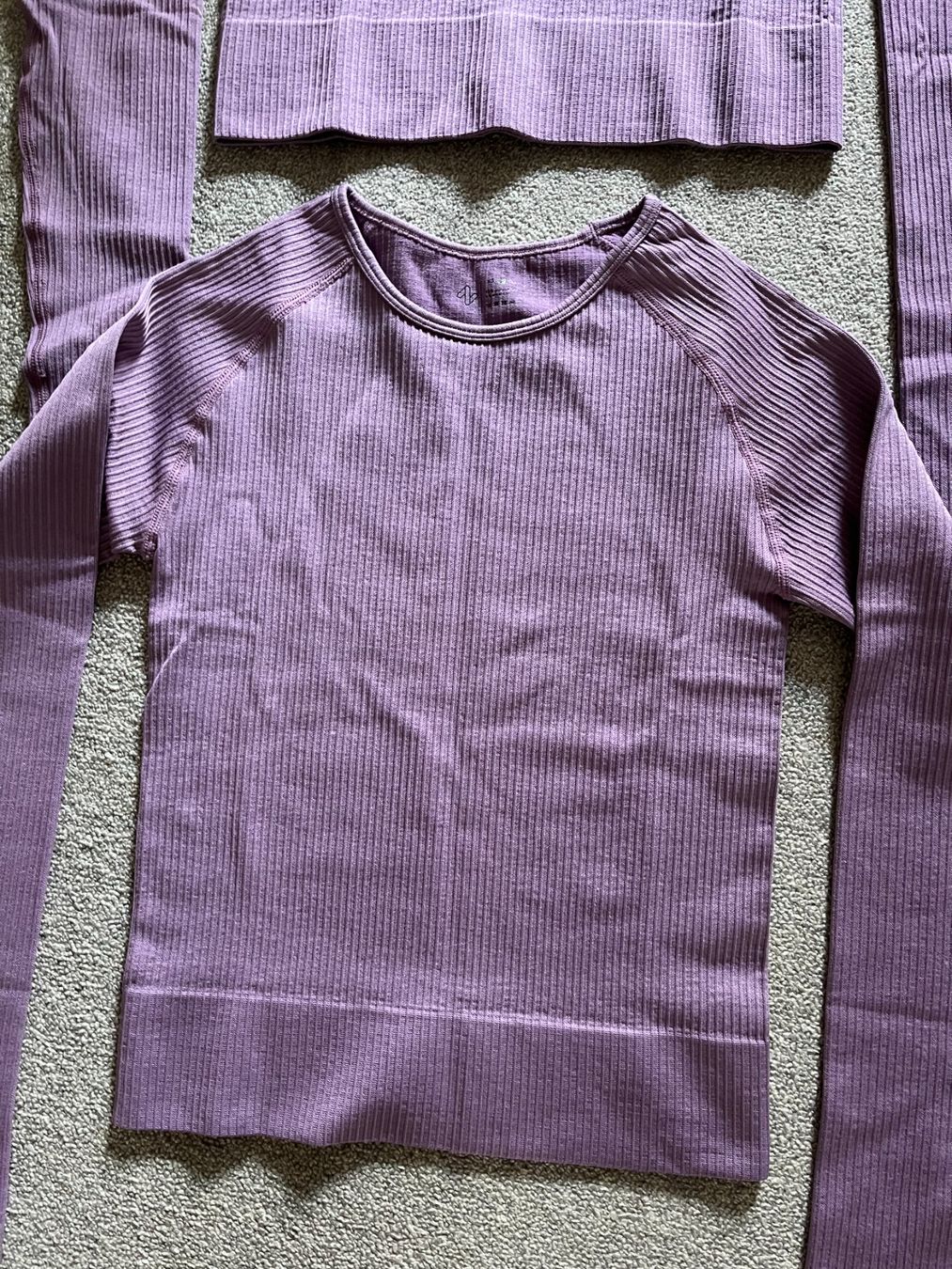 Lotti di vestiti: ZOCKN Sport Set Lila, Grösse S oder M Fabrikneu – Nuovo e nell'imballaggio originale da Rekingen AG venduto da Barmaleus 1