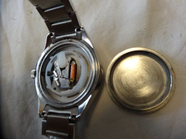 TCM Uhren: TCM HERREN UHR,QUARTZ,DATE.SCHÖNE MODEL.LÄÜFT. – Gebraucht aus zürich von ahmad01 4