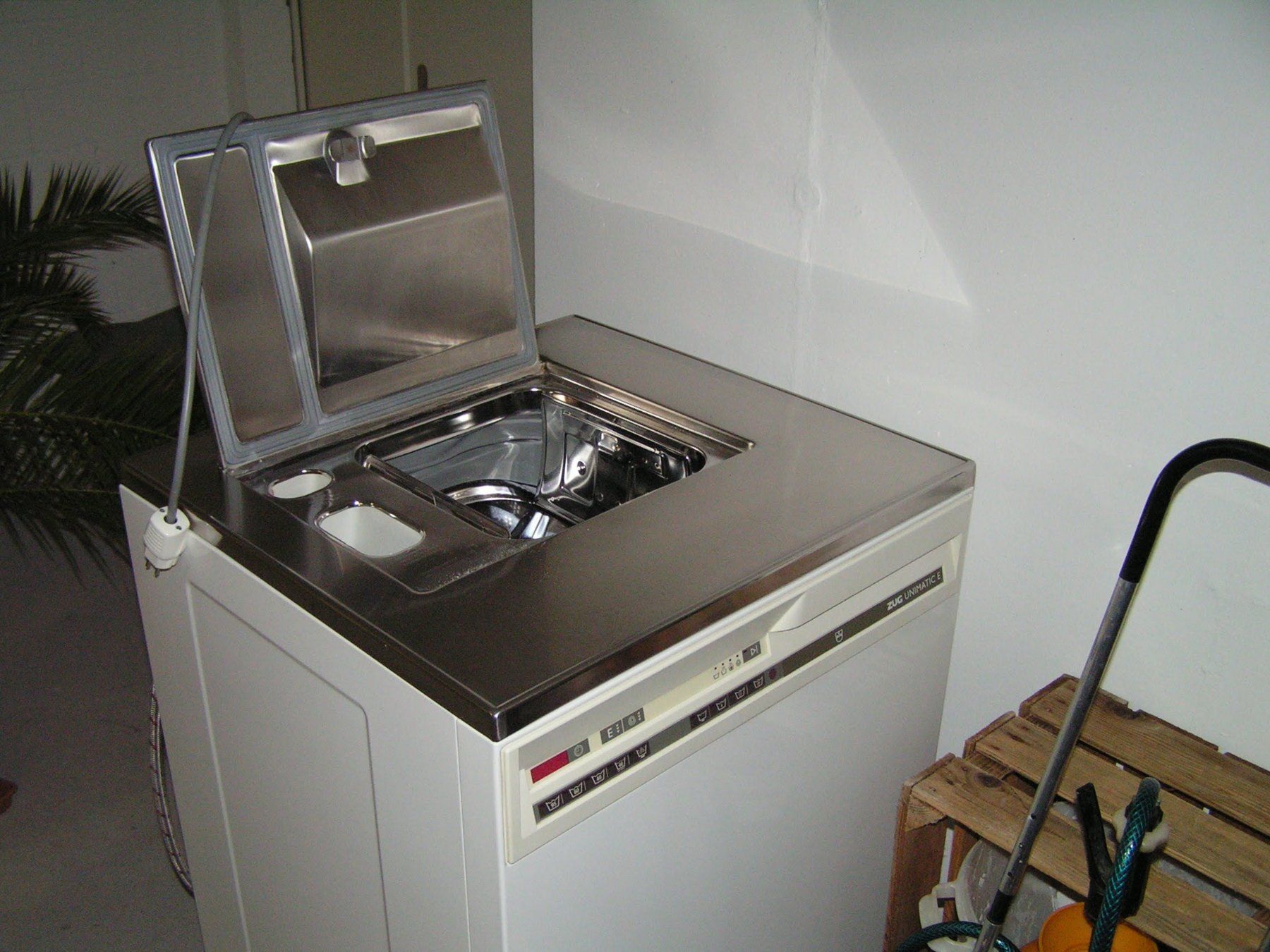 V-Zug Machines à laver: ZUG Unimatic E Waschmaschine mit oberer Beladung – D'occasion à Eschen par prowler43 2