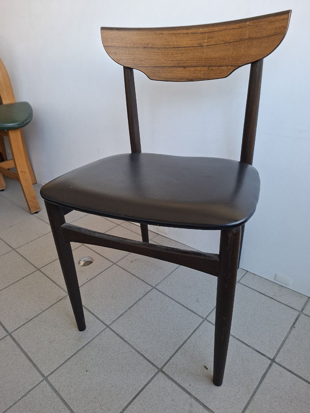 Sedie: Stuhl Dyrk Lund Denmark Holz mit Kunstleder  – Usato da Erlach venduto da silvia3235
