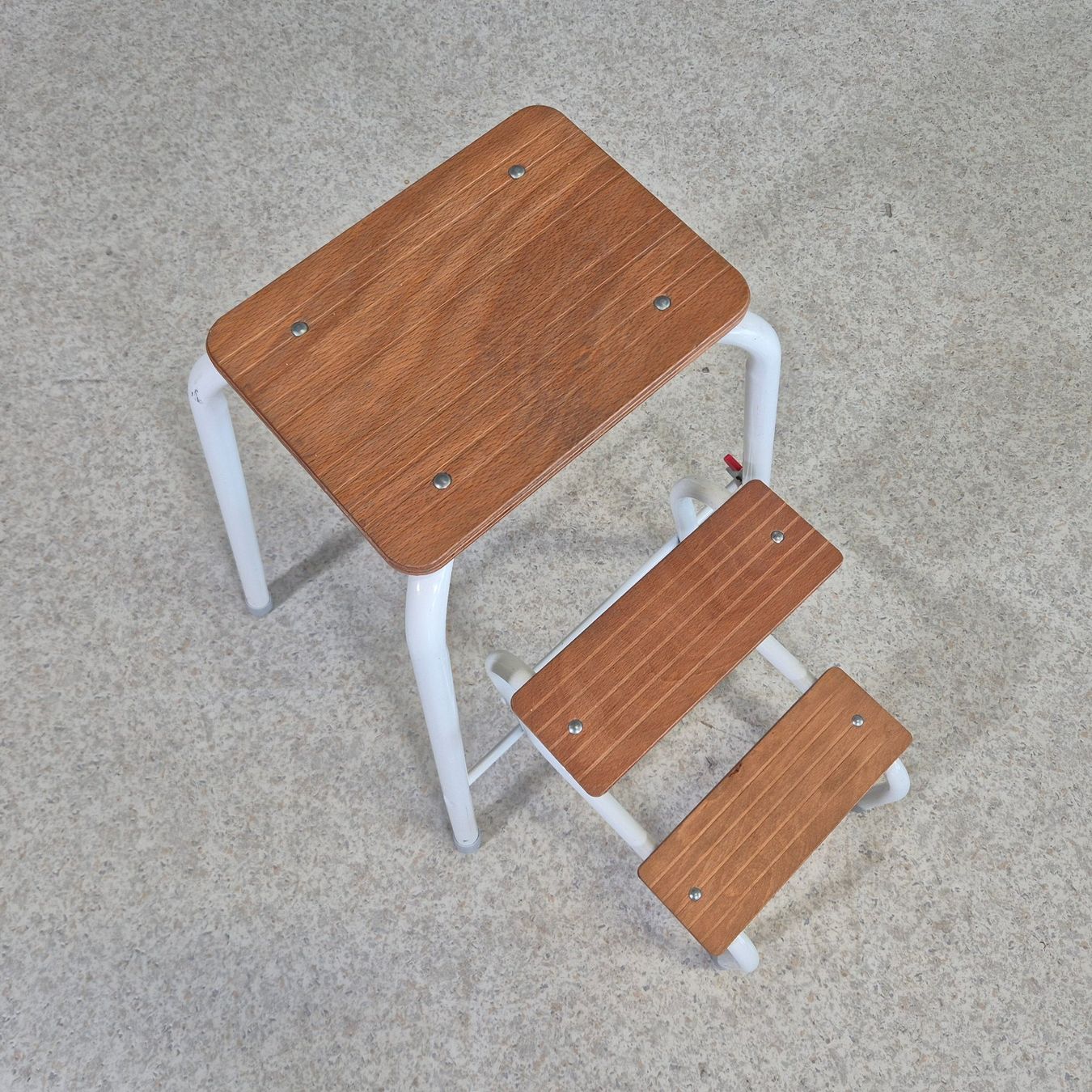 Sgabelli: Step-Stool Tritthocker 3-Tritt Hocker braun weiss – Usato da Nottwil venduto da Wondewa-Shop 7