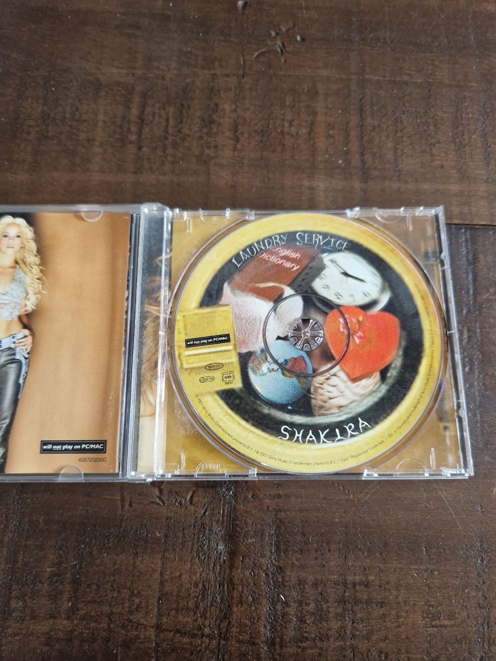 CD: CD - Shakira - Laundry Service – Usato da Rain venduto da -LUMA- 1