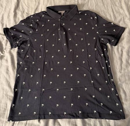 Schwarzes Polo mit Palmen