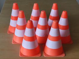 8 Pylonen Verkehrskegel Spielhüte Strassenhütchen für Kinder