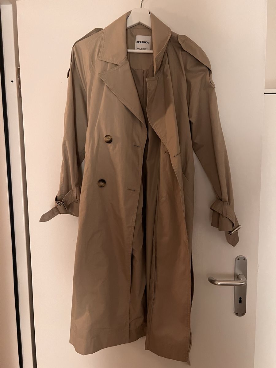 Bershka Cappotti: Trenchcoat – Nuovo (secondo la descrizione) da Embrach venduto da lar_nlf5