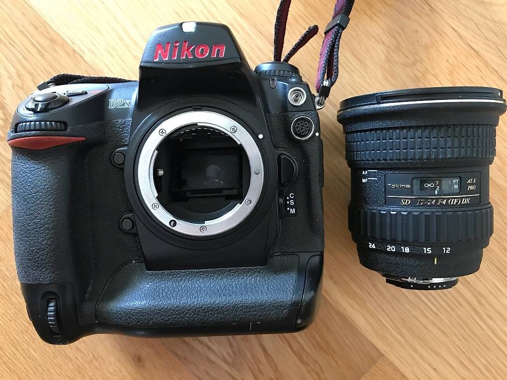 Fotocamera: Nikon D2x DSLR mit Weitwinkel Objektiv und Blitz – Usato da Sargans venduto da TrickyHikr