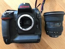 Nikon D2x DSLR mit Weitwinkel Objektiv und Blitz