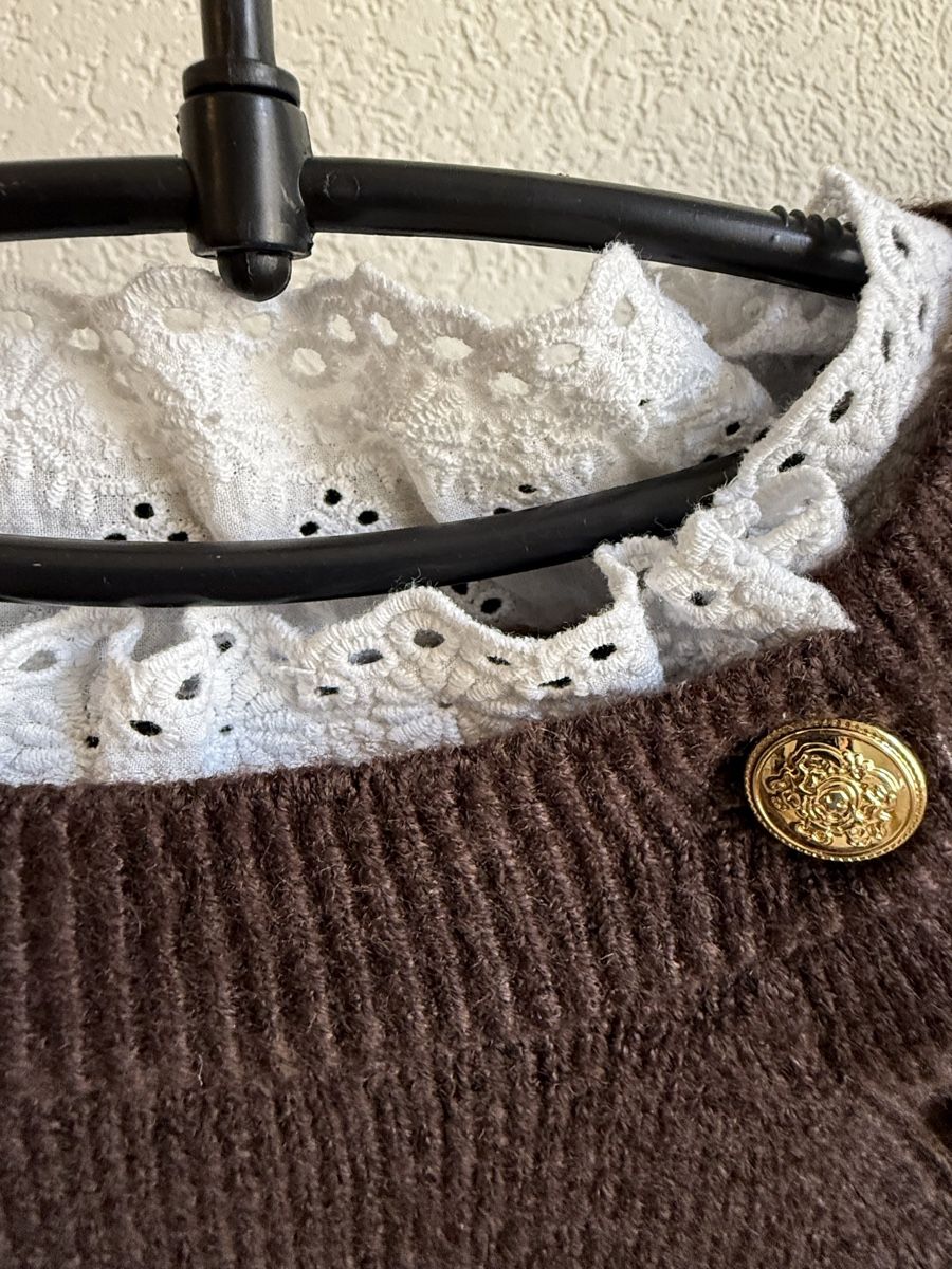 Pullover & Sweatshirts: Pull maille marron col blanc broderie Waikiki, t.M – Gebraucht aus Tavannes von Thriftshop 1