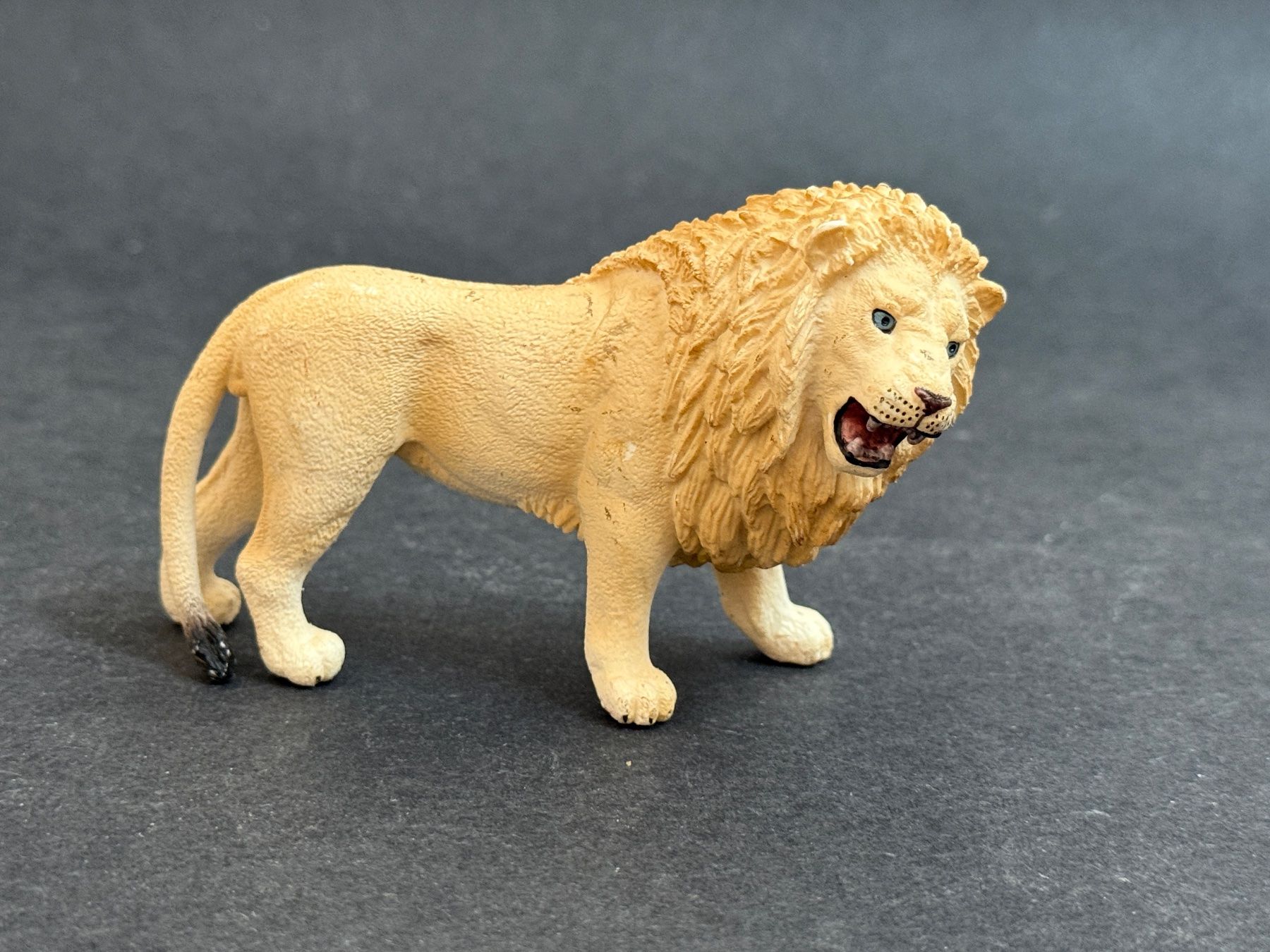 Schleich Figuren: Schleich 14726-1 Löwe, brüllend weiss – Gebraucht aus Ennetbaden von mapa05