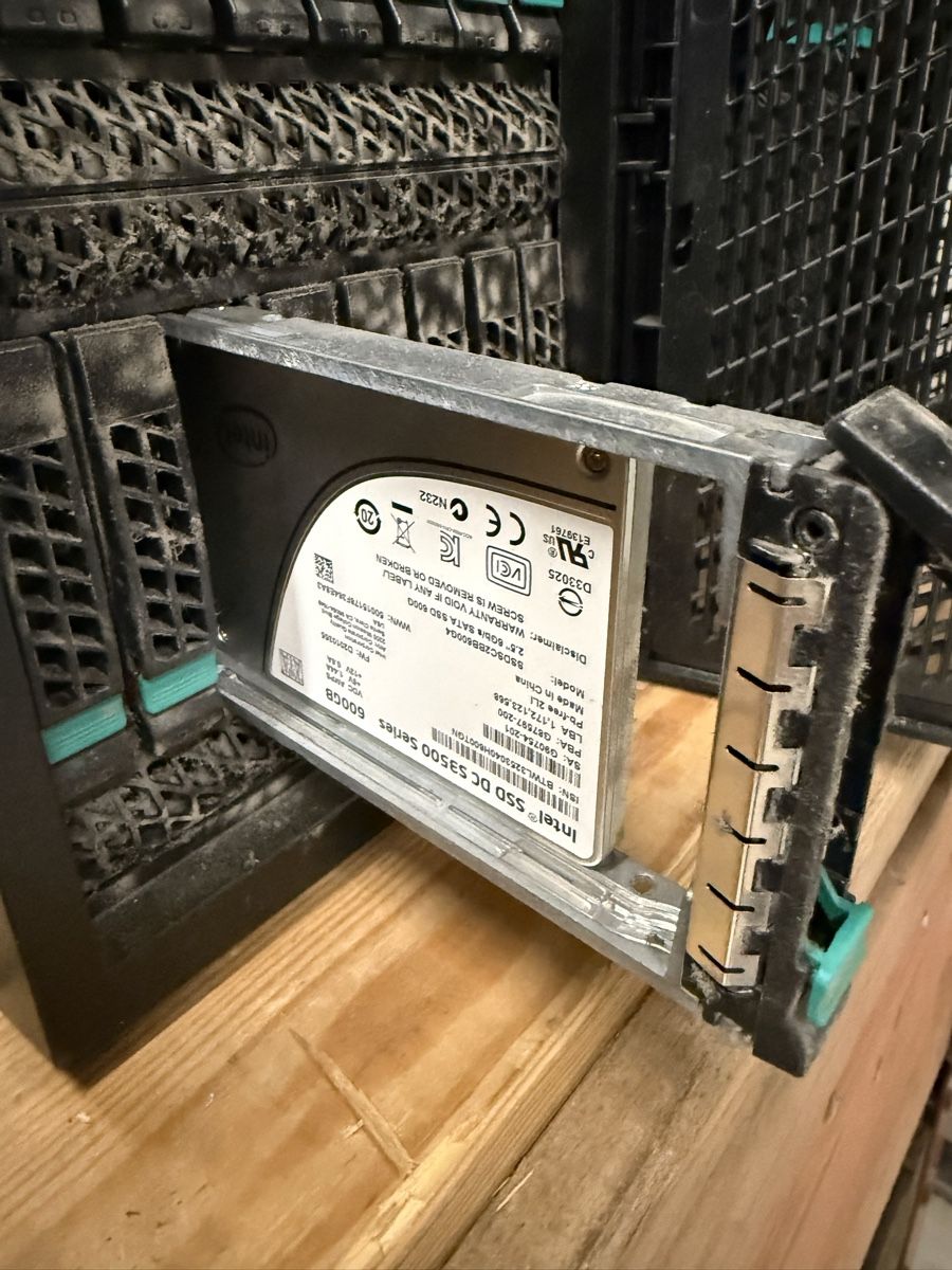 Server: Server Gehäuse Teile Festplatten RAM Konvolut – Usato da Amriswil venduto da nat_8mxt 4