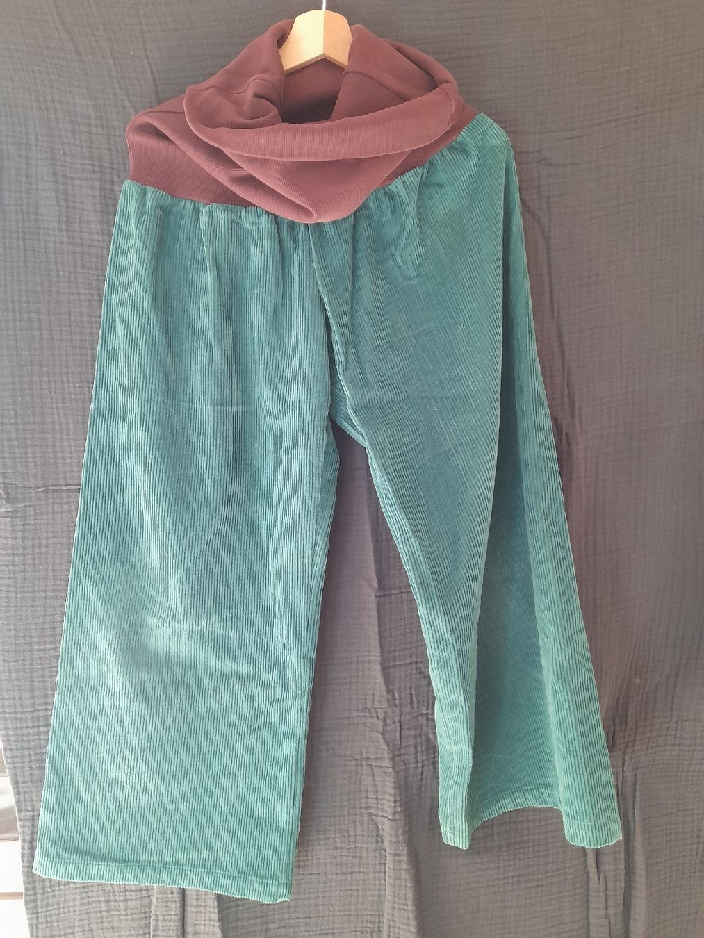 Pantaloni: Breite grüne Cordhose mit elastischen Bund Gr. M – Usato da Dietlikon venduto da Asienka
